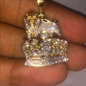 Vs diamond lion standing on crown pendant